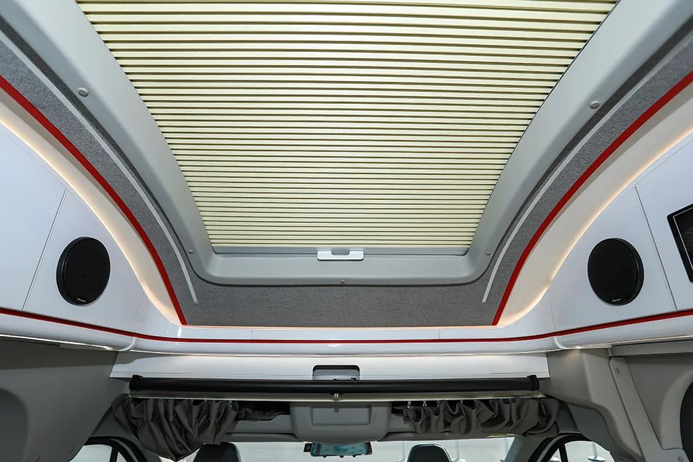 淡雅之姿   一見“青”心——B311豪享版房車橫置床布局