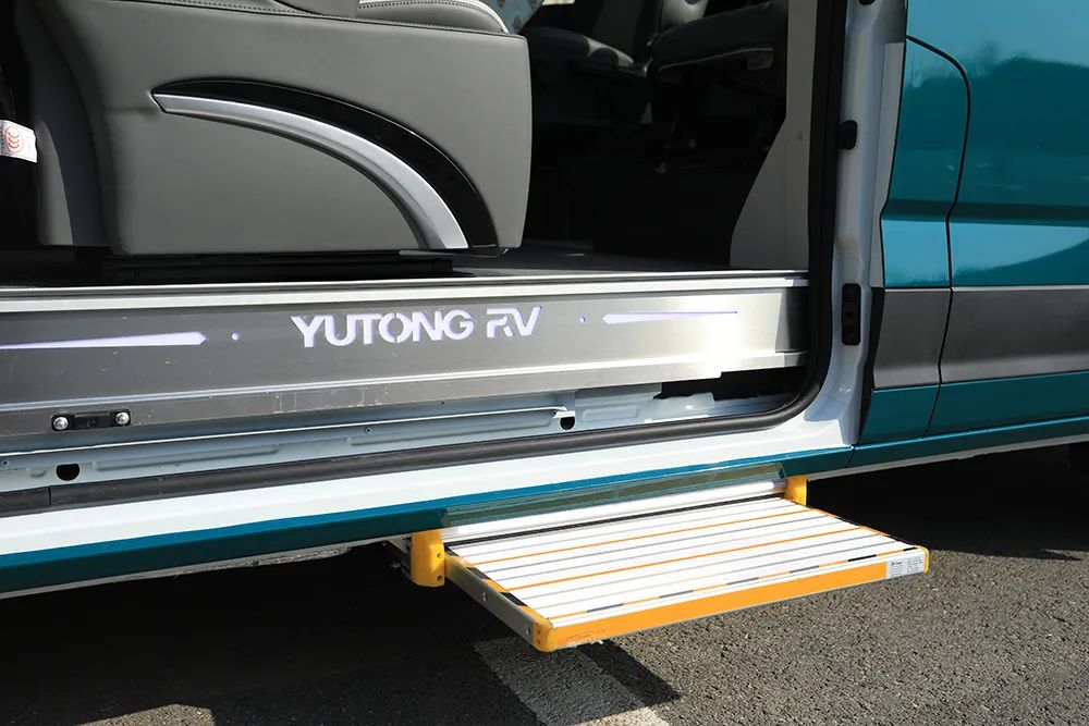 淡雅之姿   一見“青”心——B311豪享版房車橫置床布局