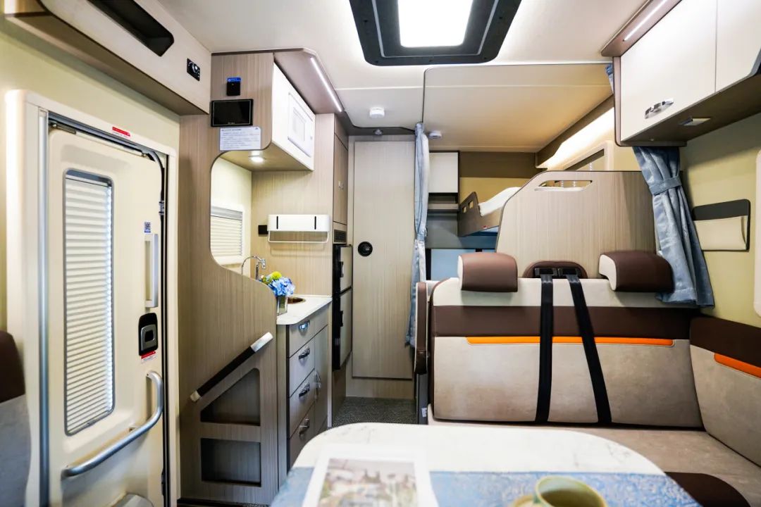 宇通C530租賃版房車(chē)?，帶你去開(kāi)拓，去探索，去遇見(jiàn)最美的詩(shī)和遠(yuǎn)方