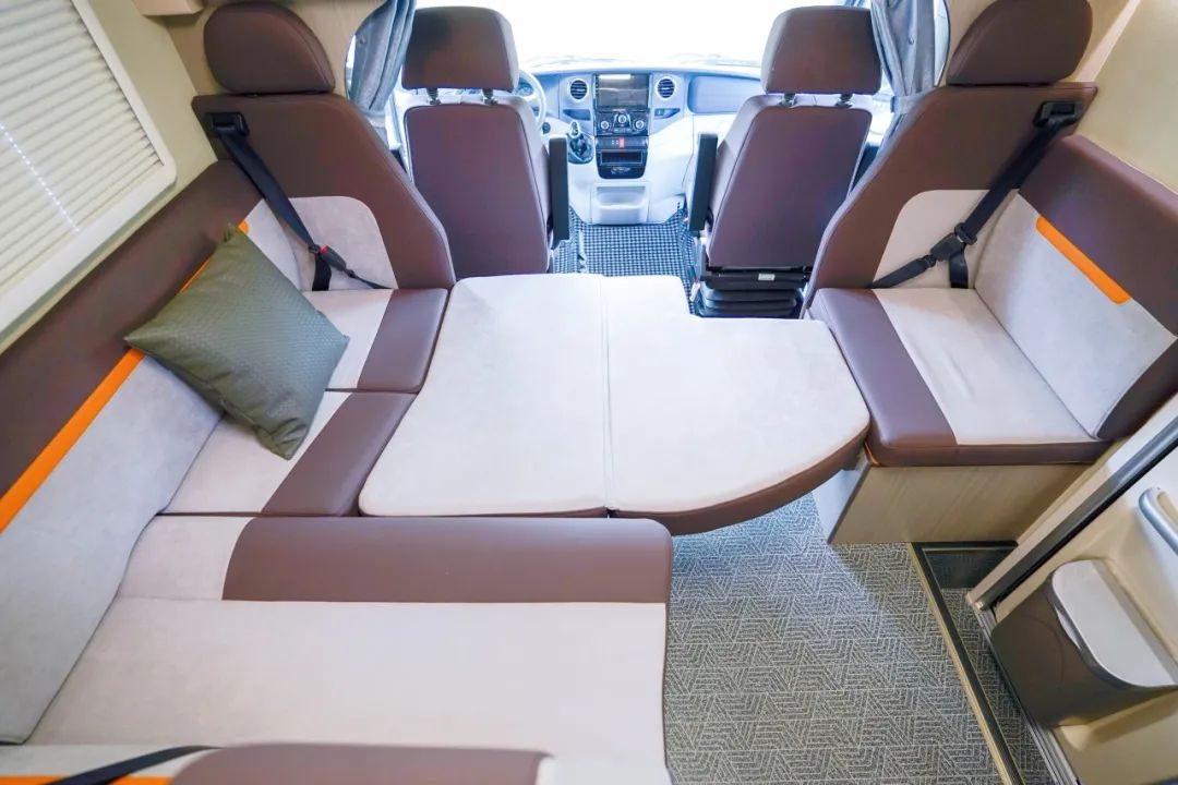 宇通C530租賃版房車(chē)?，帶你去開(kāi)拓，去探索，去遇見(jiàn)最美的詩(shī)和遠(yuǎn)方