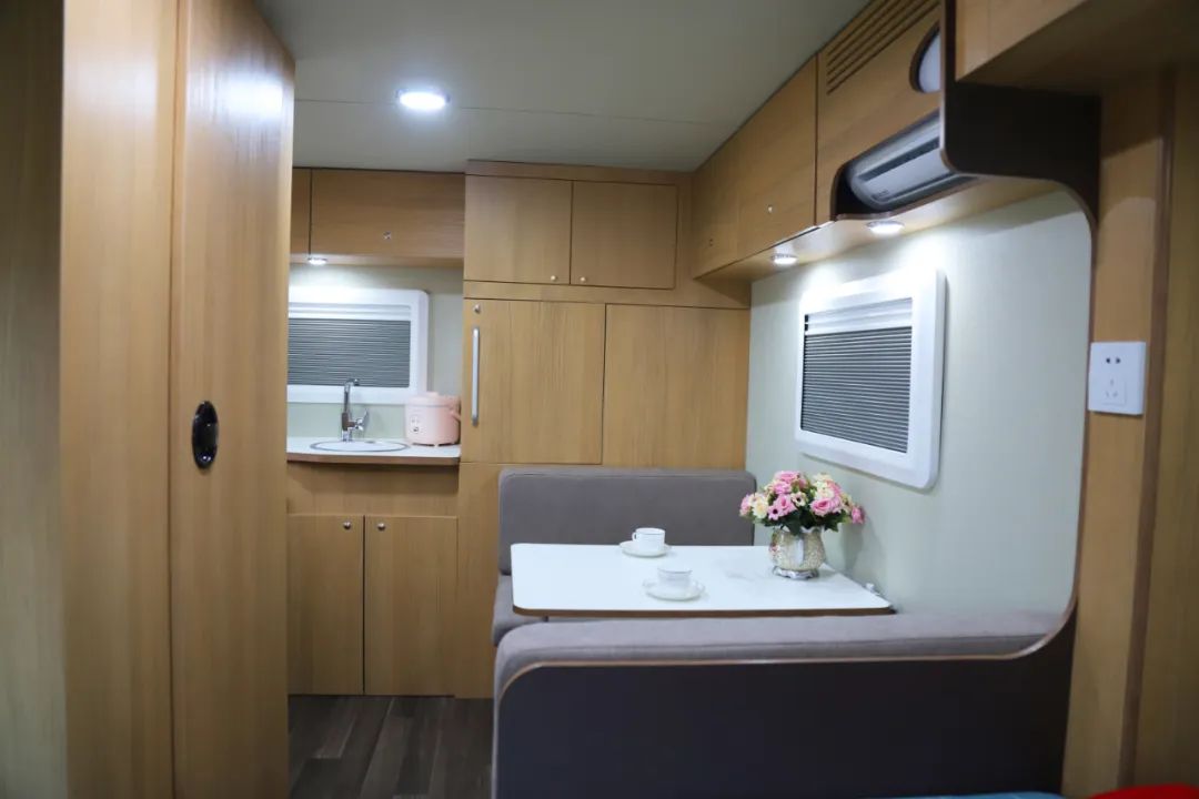 吸睛外觀，縱享美好，宇通T310公路版拖掛房車快來詳細(xì)了解～