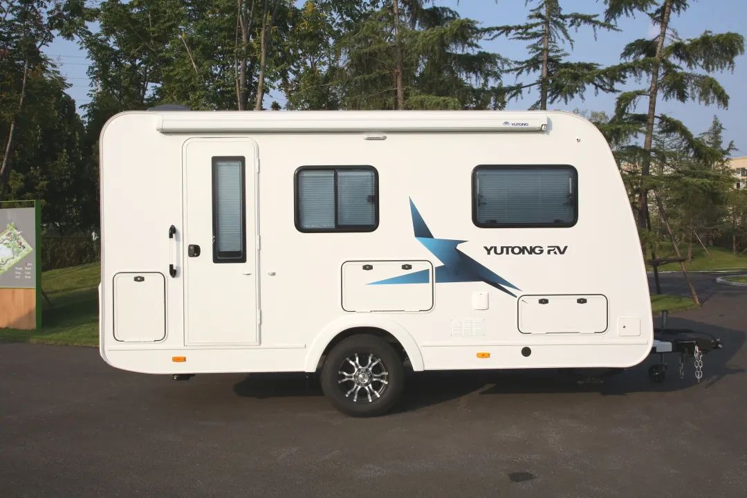 T512雙臺(tái)面布局拖掛房車，車內(nèi)廚房大空間，讓更多美味一路相伴