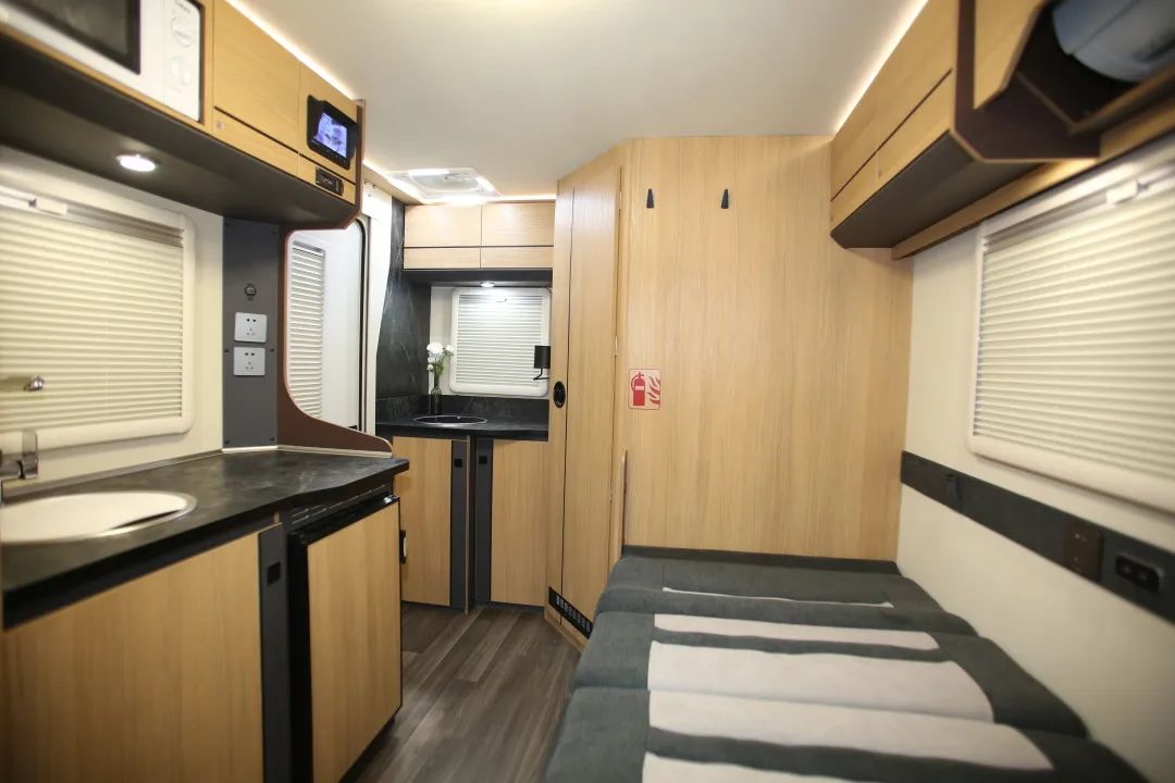 T512雙臺面布局拖掛房車，雙臺面設計，讓更多美味一路相伴