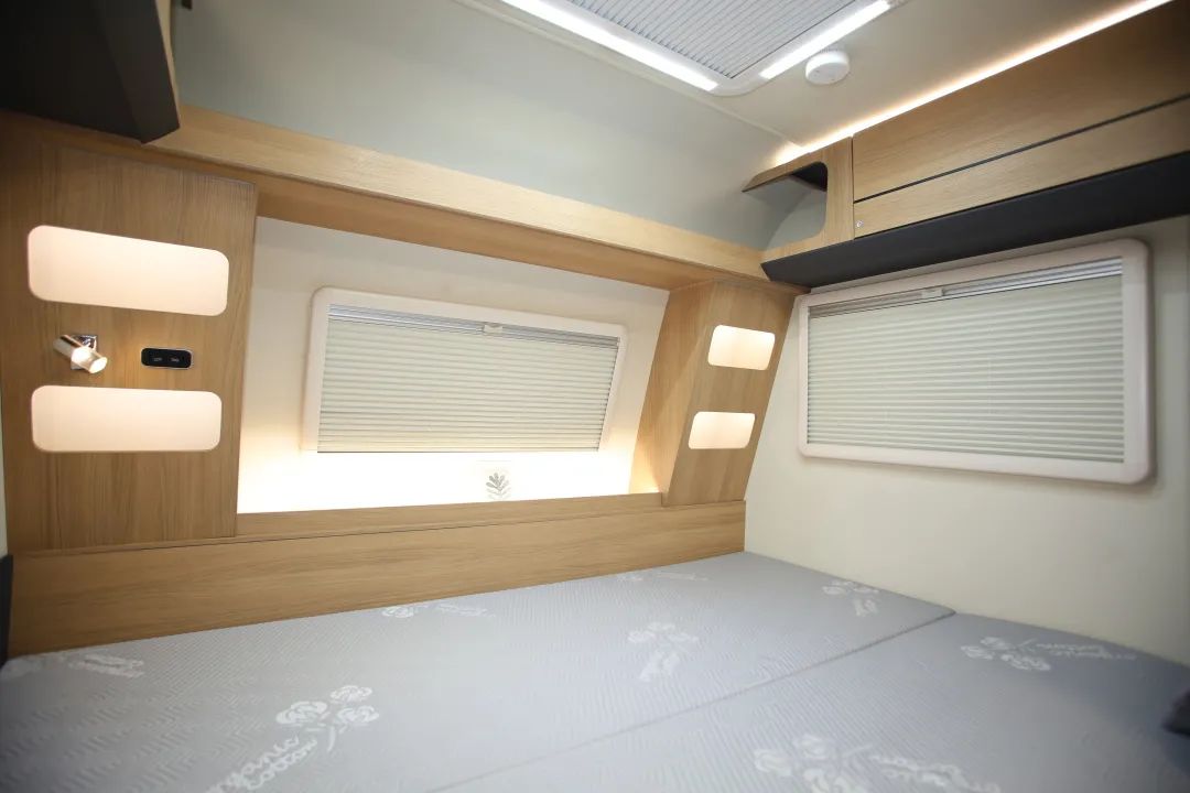 T512雙臺面布局拖掛房車，睡得好玩的更盡興