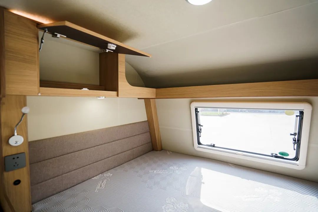 優(yōu)越性能，縱享悅動旅途，T511H公路版拖掛前橫床布局房車