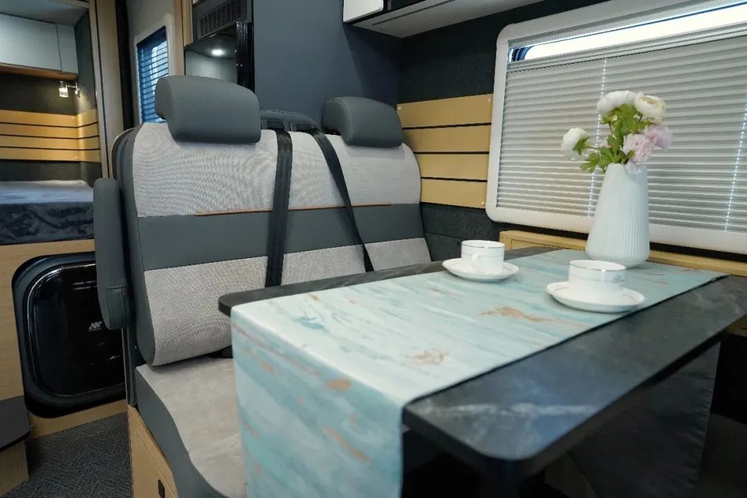 宇通C530豪華版雙拓展房車——舒適闊境 品質(zhì)旅居