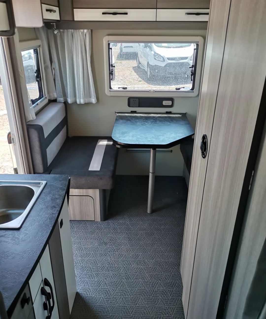 宇通T512拖掛房車縱置床/雙單床布局——理想生活、超大存儲裝得下