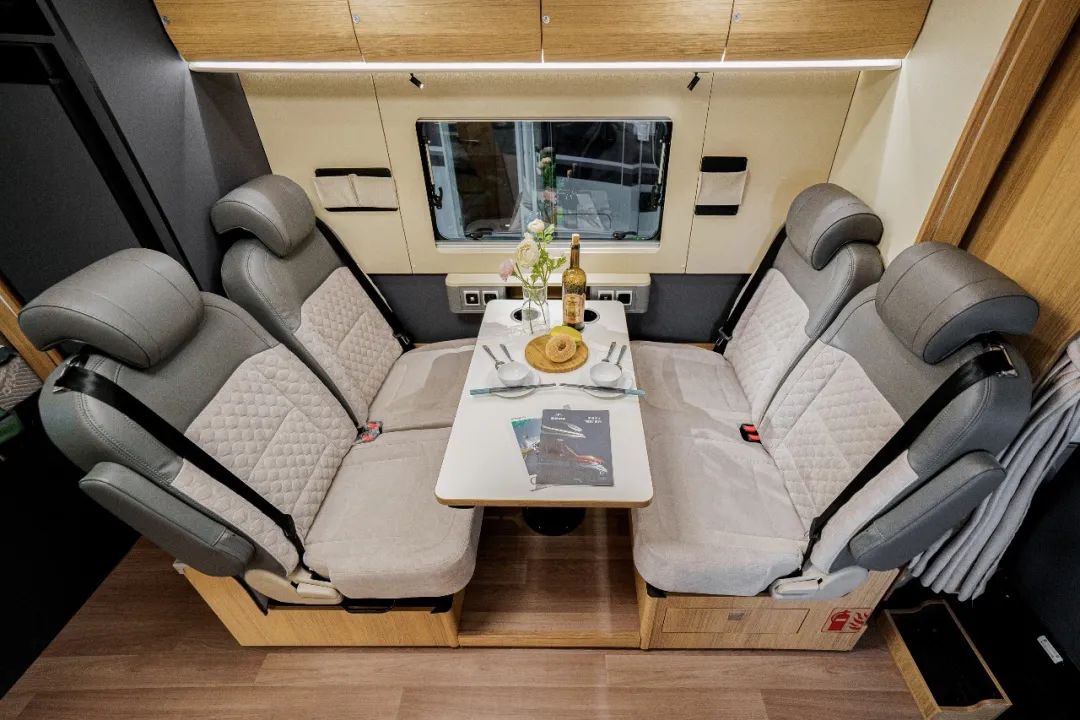 和宇通C535旗艦版雙拓展房車一起，開始悠然自得人生